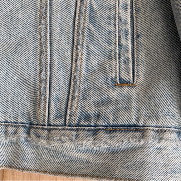 ✅SOLD Levi’s Sherpa Rose Embroidered Denim Jacket - Picture 6 of 8